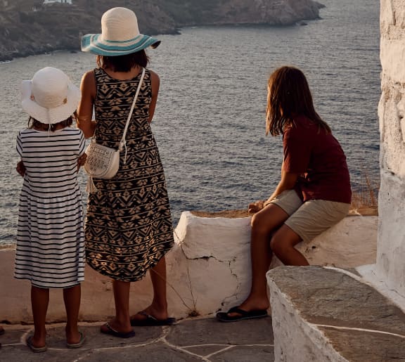 enfants qui regardent la mer