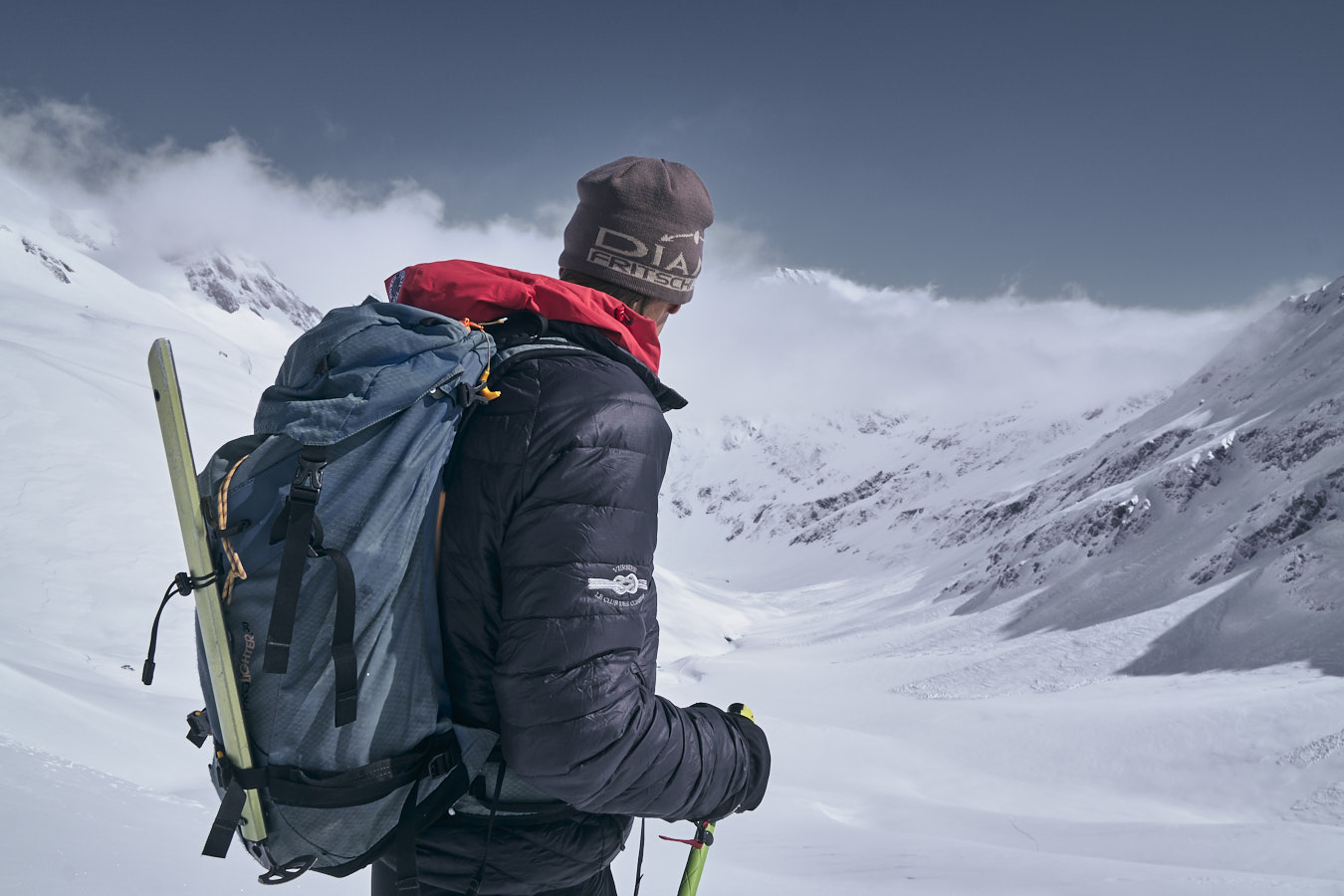 guide de montagne avec tempête qui vient