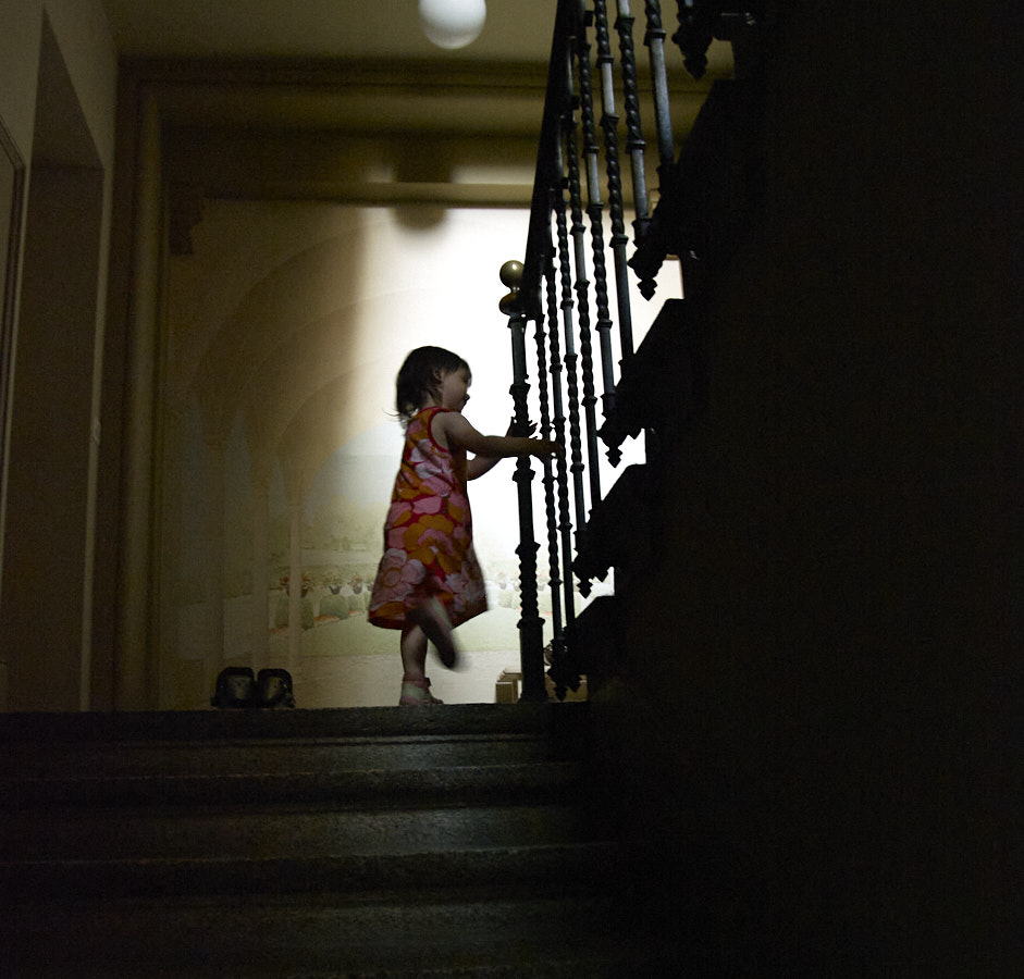 enfant cour dans les escaliers