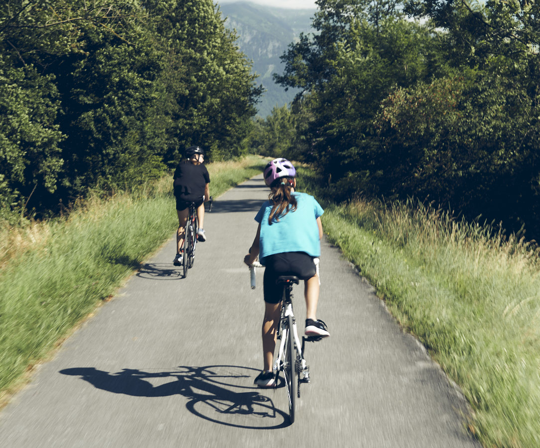 enfant à vélo de course