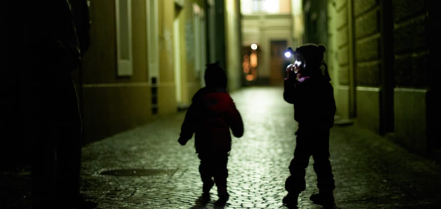 enfant dans la nuit